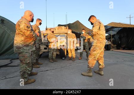 FORT KNOX, Ky. - (von links nach rechts) Reservesoldaten der US-Armee, die der 308. Civil Affairs Brigade - Master Sgt. Brent Meidl aus Green Bay, Wisconsin; Sgt. Klasse Charles Jones aus Buffalo, Minnesota; Maj. Jason Cox aus Green Bay, Wisp.; Capt. Marc Jerue aus Chanhassen, Minn.; Und Kapt. James Seddio aus San Francisco, Kalifornien, versammeln sich für einen Bericht nach der Aktion, um mit LT. Col. Jeffrey Han, dem Leiter des V Corps Civil Affairs aus Los Angeles, Kalifornien, am 4. August 2021 in Fort Knox, Kentucky, Beurteilungen nach der Übung 3 zu besprechen. V Corps führte CPX3 in Vorbereitung auf die durch Stockfoto