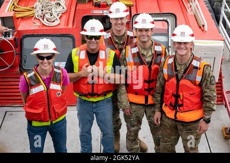 Der ROTC Cadet Ethan Jackson der Citadel Army, ganz rechts, posiert mit Mitarbeitern des U.S. Army Corps of Engineers, Baltimore District, während einer Eintauchtour auf Poplar Island in Talbot County, MD., 3. August 2021. Der Distrikt bietet Unterstützung bei der Planung von Wasserressourcen, der Planung von Ingenieursarbeiten und der Konstruktion, die sich auf die Navigation, das Hochwasserrisikomanagement und die Wiederherstellung der Umwelt konzentrieren. Stockfoto