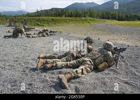 Fallschirmjäger, die dem 6th Brigade Engineer Battalion (Airborne), dem 4th Infantry Brigade Combat Team (Airborne), der 25th Infantry Division, U.S. Army Alaska, zugewiesen sind, bereiten sich auf das Abfeuern von M240B-Maschinengewehren vor, während sie Live-Feuertraining auf der Statler Range auf der Joint Base Elmendorf-Richardson, Alaska, 3. August 2021, durchführen. Die Soldaten übten die Identifizierung und das Einbinden von Zielen in unterschiedlichen Entfernungen, um ihre Fähigkeiten mit den Waffen in einer Unterstützung durch Feuerrolle zu festigen. Stockfoto