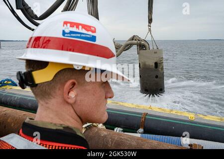 Die Citadel Army ROTC Cadet Ethan Jackson überblickt die Chesapeake Bay während der Baggerarbeiten auf Poplar Island im Talbot County, MD., 3. August 2021. Das U.S. Army Corps of Engineers, Baltimore District, veranstaltete Jackson als Teil des Cadet District Engineer Program, wodurch West Point und ROTC Cadets aus erster Hand Konstruktions- und Ingenieurerfahrung mit der USACE sammeln konnten. Stockfoto