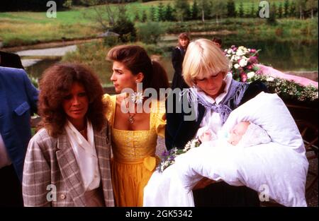 Rolf Sachs' Sohn Philipp Gunter bei seiner Taufe auf dem Arm von Patentante Gabriele Quandt und Mutter Maryam in Kiefersfelden, Deutschland 1986. Rolf Sachs Sohn Philipp Gunter bei seiner Taufe, gehalten von Mutter Maryam und Patenschaft Gabriele Quandt in Kiefersfelden, Deutschland 1986. Stockfoto