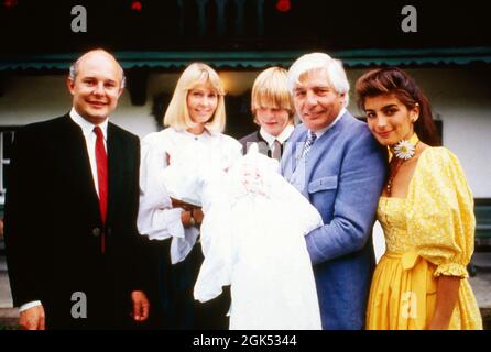 OPA Gunter Sachs hält seinen Enkel Philipp Gunter, den Sohn von Rolf Sachs (links), im Kreis der Familie (Gunters Ehefrau Mirja, Sohn Gunnar und Rolfs Ehefrau Maryam) in Kiefersfelden, Deutschland 1986. Opa Gunter hält seinen Enkel Philipp Gunter, Sohn von Rolf Sachs (links), inmitten der Familie (Gunters Frau Mirja, sein Sohn Gunnar und Rolfs Frau Maryam) in Kiefersfelden, Deutschland 1986. Stockfoto