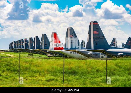 Tucson, AZ, USA - 2. September 2021: Alte Militärflugzeuge im Langzeitlager der 309. Aerospace Maintenance and Regeneration Group. Stockfoto