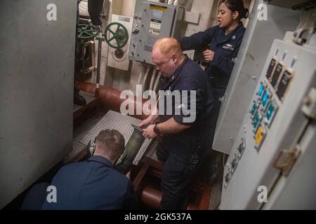 210803-N-YP246-1030 PAZIFISCHER OZEAN (AUG 3, 2021) Seeleute entfernen an Bord des Amphibientransportschiffes USS Green Bay (LPD 20) eine Notwasserleitung zur Reparatur. Green Bay, Teil des Amphibiengeschwaders 11, ist im Verantwortungsbereich der 7. US-Flotte tätig, um die Interoperabilität mit Verbündeten und Partnern zu verbessern und als einsatzbereite Einsatztruppe für den Frieden und die Stabilität in der Indo-Pazifik-Region zu dienen. Stockfoto