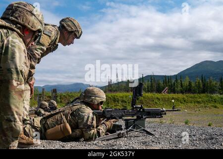 Fallschirmjäger, die dem 6th Brigade Engineer Battalion (Airborne), dem 4th Infantry Brigade Combat Team (Airborne), der 25th Infantry Division, der U.S. Army Alaska, zugewiesen sind, feuern M240B-Maschinengewehre, während sie Live-Feuertraining auf der Statler Range auf der Joint Base Elmendorf-Richardson, Alaska, durchführen, 3. August 2021. Die Soldaten übten die Identifizierung und Einbindung von Zielen in unterschiedlichen Entfernungen, um ihre Fähigkeiten mit den Waffen in einer Rolle als Unterstützung durch Feuer zu festigen. Stockfoto