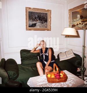 Marlene Charell, deutsche Sängerin und Tänzerin, in ihrer kleinen Wohnung in Paris, Frankreich um 1970. Die deutsche Sängerin und Tänzerin Marlene Charell in ihrer kleinen Wohnung in Paris, Frankreich, um 1970. Stockfoto
