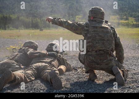 Fallschirmjäger, die dem 6th Brigade Engineer Battalion (Airborne), dem 4th Infantry Brigade Combat Team (Airborne), der 25th Infantry Division, U.S. Army Alaska, zugewiesen sind, feuern ein M240B-Maschinengewehr, während sie Live-Feuertraining auf der Statler Range auf der Joint Base Elmendorf-Richardson, Alaska, 3. August 2021, durchführen. Die Soldaten übten die Identifizierung und Einbindung von Zielen in unterschiedlichen Entfernungen, um ihre Fähigkeiten mit den Waffen in einer Rolle als Unterstützung durch Feuer zu festigen. Stockfoto