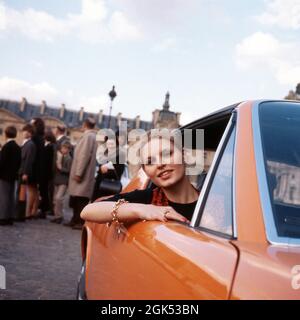 Marlene Charell, deutsche Sängerin und Tänzerin, auf dem Beifahrersitz in einem Sportwagen in Paris, Frankreich um 1970. Die deutsche Sängerin und Tänzerin Marlene Charell, in einem Sportwagen in Paris, Frankreich um 1970. Stockfoto
