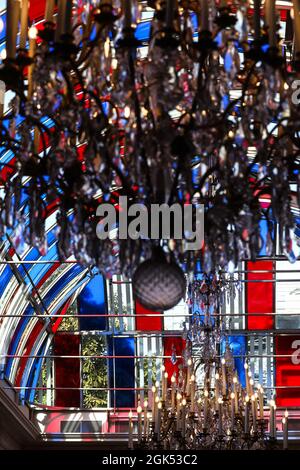 Paris, Frankreich. September 2021. Eröffnung der Ausstellung 'Pavoise : travail in situ' des Künstlers Daniel Buren im Elysée-Palast in Paris, Frankreich am 13. September 2021. Foto von Stephane Lemouton/Pool/ABACAPRESS.COM Quelle: Abaca Press/Alamy Live News Stockfoto