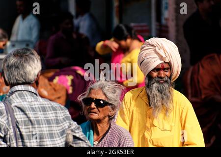 Orchha, Madhya Pradesh, Indien - 2019. März: Ein älterer indischer Pilger mit einem grauen Bart und einem Turban auf einem überfüllten Markt in der alten Stadt Orchha Stockfoto
