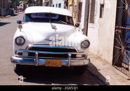 Antiker Straßenkreuzer in den Straßen von Havanna auf Kuba, 2000. Vinateg Auto in den Straßen von Havanna, Kuba 2000. Stockfoto