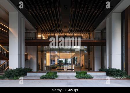 Blick zurück in die Lobby des Gebäudes von der überdachten Fußgängerstraße. London Wall Place, London, Großbritannien. Architekt: Make Ltd, 2019. Stockfoto