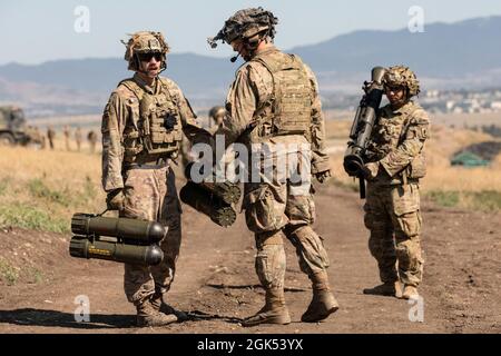 Soldaten der US-Armee mit 1. Geschwader, 91. Kalvarienregiment, 173. Luftbrigade aus Grafenwohr, Deutschland, feuern während der Agile Spirit 2021 auf dem Vaziani Training Area, Georgia, am 4. August 2021 das rückwärtige Carl-Gustaf-Gewehr. Agile Spirit 2021 ist eine gemeinsame, multinationale Übung, die von den georgischen Verteidigungskräften und der US-Armee Europa und Afrika geleitet wird. Die Übung findet vom 26. Juli bis 6. August 2021 statt und umfasst eine simulierte Übung auf Kommandoebene, eine Übung zum Feldtraining und gemeinsame, multinationale Bataillon-Ebene kombinierte Waffen-Live-Brände. Agile Spirit verbessert die US-, georgische, Stockfoto