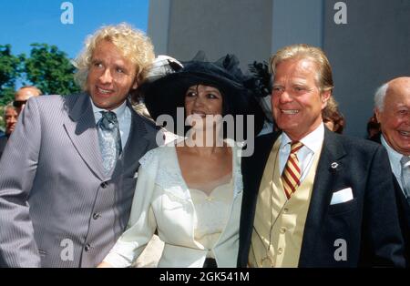 Thomas Gottschalk mit Ehefrau Thea bei der Hochzeit von Gunnar Sachs mit Tania Marsh in der St. Vitus Kiche in Kufstein, Österreich 1999. Der deutsche TV-Moderator Thomas Gottschalk und seine Frau Thea bei der Hochzeit von Gunnar Sachs mit Tania Marsh in der St.-Vitus-Kirche in Kufstein, Österreich 1999. Stockfoto