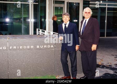 Architekt Richard Meier (rechts) und Frieder Burda vor dem Museum Frieder Burda in Baden-Baden, Deutschland 2004. Architekt Richard Meier (rechts) und Frieder Burda vor dem Frieder Burda Museum in Baden-Baden, Deutschland 2004. Stockfoto