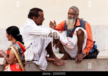 Orchha, Madhya Pradesh, Indien - 2019. März: Ein älterer indischer Mann, der vor einem Hindu-Tempel in der Stadt Orchha ein Gespräch führt. Stockfoto
