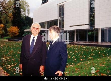 Architekt Richard Meier und Frieder Burda vor dem Museum Frieder Burda in Baden-Baden, Deutschland 2004. Architekt Richard Meier und Frieder Burda vor dem Frieder Burda Museum in Baden-Baden, Deutschland 2004. Stockfoto