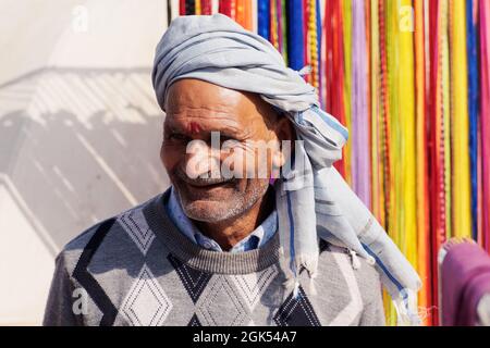 Orchha, Madhya Pradesh, Indien - 2019. März: Ein älterer indischer Mann, der einen Turban trägt, lächelt in einem farbenfrohen religiösen Jahrmarkt. Stockfoto