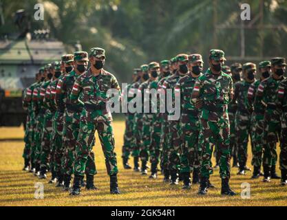 Soldaten der indonesischen Armee stehen während der Eröffnungszeremonie für Garuda Shield 21 am 4. August 2021 auf dem Baturaja Trainingsgelände in Formation. Garuda Shield 21 ist eine zweiwöchige gemeinsame Übung zwischen der US-Armee und Tentara Nasional Indonesia (TNI-AD Indonesia Armed Forces). Der Zweck dieser gemeinsamen Übung ist es, die Dschungelkriegfähigkeit sowohl der US-Armee als auch der indonesischen Armee zu verbessern und zu bereichern. Stockfoto