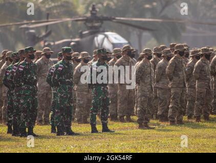 Soldaten der US-Armee stehen während der Eröffnungszeremonie für Garuda Shield 21 am 4. August 2021 im Baturaja-Trainingsgelände Seite an Seite mit der indonesischen Armee. Garuda Shield 21 ist eine zweiwöchige gemeinsame Übung zwischen der US-Armee und Tentara Nasional Indonesia (TNI-AD Indonesia Armed Forces). Der Zweck dieser gemeinsamen Übung ist es, die Dschungelkriegfähigkeit sowohl der US-Armee als auch der indonesischen Armee zu verbessern und zu bereichern. Stockfoto