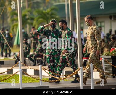 Der General der US-Armee, Charles Flynn, Kommandeur der US-Armee Pazifik, wird von General Andika Perkasa, Stabschef der indonesischen Armee, während der Eröffnungszeremonie für Garuda Shield 21 im Baturaja Trainingsgebiet am 4. August 2021 herzlich begrüßt. Garuda Shield 21 ist eine zweiwöchige gemeinsame Übung zwischen der US-Armee und Tentara Nasional Indonesia (TNI-AD Indonesia Armed Forces). Der Zweck dieser gemeinsamen Übung ist es, die Dschungelkriegfähigkeit sowohl der US-Armee als auch der indonesischen Armee zu verbessern und zu bereichern. Stockfoto