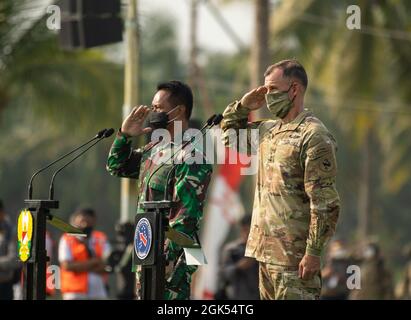 Der General der US-Armee, Charles Flynn, Kommandeur der US-Armee Pacific, und General Andika Perkasa, Stabschef der indonesischen Armee, grüßen die in Formation stationierten Truppen während der Eröffnungszeremonie für Garuda Shield 21 am 4. August 2021 im Baturaja Trainingsgebiet. Garuda Shield 21 ist eine zweiwöchige gemeinsame Übung zwischen der US-Armee und Tentara Nasional Indonesia (TNI-AD Indonesia Armed Forces). Der Zweck dieser gemeinsamen Übung ist es, die Dschungelkriegfähigkeit sowohl der US-Armee als auch der indonesischen Armee zu verbessern und zu bereichern. Stockfoto