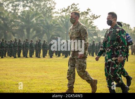 Der General der US-Armee, Charles Flynn, Kommandeur der US-Armee Pazifik, wird von General Andika Perkasa, Stabschef der indonesischen Armee, während der Eröffnungszeremonie für Garuda Shield 21 im Baturaja Trainingsgebiet am 4. August 2021 herzlich begrüßt. Garuda Shield 21 ist eine zweiwöchige gemeinsame Übung zwischen der US-Armee und Tentara Nasional Indonesia (TNI-AD Indonesia Armed Forces). Der Zweck dieser gemeinsamen Übung ist es, die Dschungelkriegfähigkeit sowohl der US-Armee als auch der indonesischen Armee zu verbessern und zu bereichern. Stockfoto