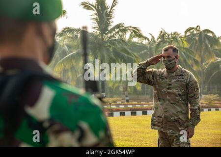 Der General der US-Armee, Charles Flynn, Kommandeur der US-Armee Pazifik, wird von General Andika Perkasa, Stabschef der indonesischen Armee, während der Eröffnungszeremonie für Garuda Shield 21 im Baturaja Trainingsgebiet am 4. August 2021 herzlich begrüßt. Garuda Shield 21 ist eine zweiwöchige gemeinsame Übung zwischen der US-Armee und Tentara Nasional Indonesia (TNI-AD Indonesia Armed Forces). Der Zweck dieser gemeinsamen Übung ist es, die Dschungelkriegfähigkeit sowohl der US-Armee als auch der indonesischen Armee zu verbessern und zu bereichern. Stockfoto