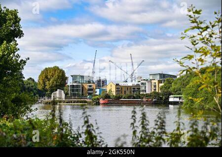 Blick über die Themse von Kew in Richtung Brentford und Chiswick West London England, britische Fotografie aufgenommen von Simon Dack Stockfoto