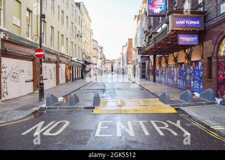 Geschlossene Restaurants und Bars in einer leeren Old Compton Street während der nationalen Coronavirus-Sperre. London, Großbritannien 20. Dezember 2020. Stockfoto