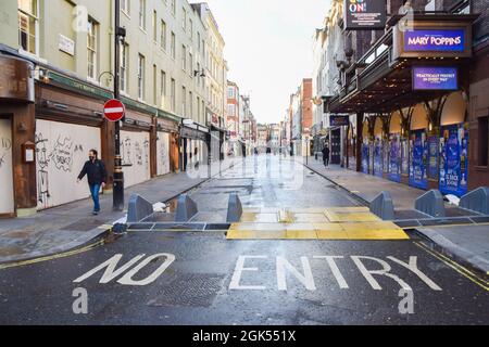 Geschlossene Restaurants und Bars in einer leeren Old Compton Street während der nationalen Coronavirus-Sperre. London, Großbritannien 20. Dezember 2020. Stockfoto