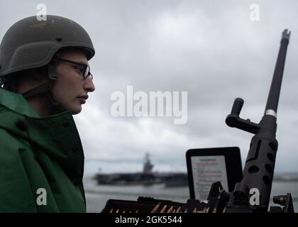 Gunners Mate 3rd Class Hayden Brannon aus St. George, Utah, der Waffenabteilung der USS Gerald R. Ford (CVN 78) zugewiesen wurde, steht am 4. August 2021 auf dem Flugdeck eine Transituhr. Ford führt derzeit im Atlantischen Ozean Full Ship Shock Trials durch. Die US Navy führt Schockversuche an neuen Schiffsdesigns mit Live-Sprengstoffen durch, um zu bestätigen, dass unsere Kriegsschiffe auch unter den harten Bedingungen, die sie im Kampf treffen könnten, weiterhin anspruchsvolle Missionsanforderungen erfüllen können. Stockfoto