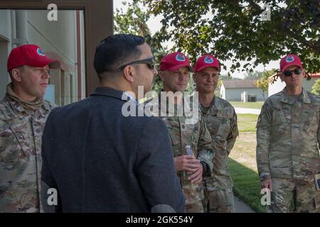 Antonio Baez, Congressional Fellow, besuchte am 4. August 2021 das 200. ROTPFERD-Geschwader in Port Clinton, Ohio. Die Führung VON RED HORSE führte Baez und Margaret McInnis, die Repräsentantin des Kongressabgeordneten des Ohio District 9, Marcy Kaptur’s Defense Health, Veterans Affairs und MILCON-VA Affairs Staffer, nach einer Besprechung der Pläne für den Neubau durch die BESTEHENDEN Gebäude VON RED HORSE. Stockfoto