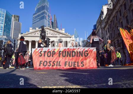London, Großbritannien. September 2021. Extinction Rebellion Demonstranten blockierten die Straßen vor dem Bahnhof Bank und der Bank of England in der City of London, im Rahmen ihrer zweiwöchigen Kampagne „Impossible Rebellion“, die die britische Regierung aufforderte, in der Klima- und Umweltkrise sinnvoll zu handeln. Stockfoto