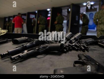 Marine Reserve Offiziere Training Corps Midshipmen nehmen an Waffen Einarbeitung Training während Sea Trials 2021 im Naval Base Kitsap Small Arms Training Center in Silverdale, Washington 4. August 2021. Sea Trials ist ein 10-tägiges Meilenstein-Event, bei dem NROTC-Midshipmänner die Fähigkeiten demonstrieren, die sie während ihres gesamten Trainings gelernt haben. Sea Trials bietet NROTC Midshipmen realistische Trainings-, Führungs- und Qualifikationserfahrung in einem stressigen und anspruchsvollen Umfeld. Stockfoto