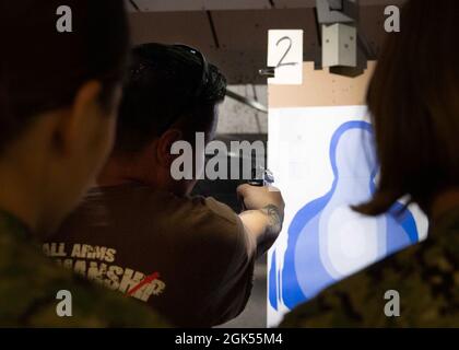 Der Waffenmeister der 1. Klasse, John Castro, ein Range Officer, der dem Kitsap Small Arms Training Center der Marinebasis zugewiesen wurde, gibt während der Seestrecke 2021 in Silverdale, Washington, am 4. August 2021 eine Einarbeitung der Waffen an die Offiziere der Marinereserven, die das Korps der Midshipmänner ausbilden. Sea Trials ist ein 10-tägiges Meilenstein-Event, bei dem NROTC-Midshipmänner die Fähigkeiten demonstrieren, die sie während ihres gesamten Trainings gelernt haben. Sea Trials bietet NROTC Midshipmen realistische Trainings-, Führungs- und Qualifikationserfahrung in einem stressigen und anspruchsvollen Umfeld. Stockfoto