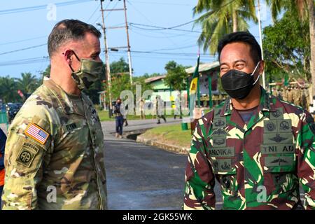 Der General der US-Armee, Charles Flynn, Kommandeur der US-Armee Pazifik, und General Andika Perkasa, Stabschef der indonesischen Armee, stehen bei der Eröffnungszeremonie für Garuda Shield 21 am 4. August 2021 im Baturaja Trainingsgelände zusammen. Garuda Shield 21 ist eine zweiwöchige gemeinsame Übung zwischen der US-Armee und Tentara Nasional Indonesia (TNI-AD Indonesia Armed Forces). Der Zweck dieser gemeinsamen Übung ist es, die Dschungelkriegfähigkeit sowohl der US-Armee als auch der indonesischen Armee zu verbessern und zu bereichern. Stockfoto