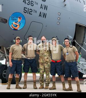 Col. Matt Husemann, Mitte, 436. Kommandant des Luftlift-Flügels, posiert für ein Foto mit Airmen vom 736. Flugzeug-Wartungsgeschwader auf der Dover Air Force Base, Delaware, 4. August 2021. Gemäß den Änderungen der Luftwaffenanweisung 36-2903 können Wartungskommandeure nun Luftwaffe autorisieren, dunkelblaue Shorts anstelle der Hose für das Operational Camouflage Pattern zu tragen, wenn die Temperaturen voraussichtlich 80 Grad Fahrenheit erreichen oder überschreiten. (Dieses Bild wurde aus Sicherheitsgründen geändert, um einen Ausweis zu verwischen.) Stockfoto