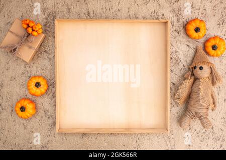 Kürbisse Geschenk und Jack Strohhalme in der Nähe von leeren Kiste auf Sperrholz Stockfoto