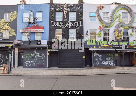 Während der Coronavirus-Sperre wurden die Geschäfte auf einer verlassenen Camden High Street geschlossen. London, Großbritannien 30. Dezember 2020. Stockfoto