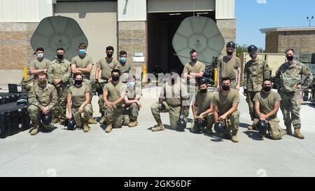 726. Air Control Squadron Airmen beider Teams posieren für ein Foto auf dem Mountain Home Air Force Base, Idaho, 4. August 2021. In diesem Wettbewerb beurteilen Vertreter der Qualitätssicherung die Qualität der Arbeit jedes Teams, wie gut sie technische Aufträge sowie Sicherheitsrichtlinien befolgen und wie effizient sie im Teamwork sind. Stockfoto