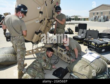 726. Air Control Squadron Airmen von Team A überprüft auf einem Laptop auf dem Mountain Home Air Force Base, Idaho, 4. August 2021, auf ein Satellitensignal. Wenn eine Verbindung zwischen einem Weltraumsatelliten und einem Airbus Ranger besteht, kann das Gerät mit anderen Terminals im Netzwerk kommunizieren. Stockfoto