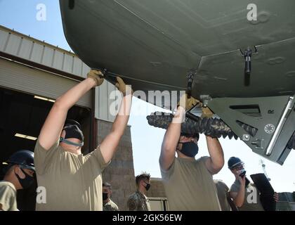 Die 726. Air Control Squadron Airmen von Team B arbeiten zusammen, um Panels auf einer kleinen Aperture-Antenne (SAA) auf dem Mountain Home Air Force Base, Idaho, 4. August 2021 zu sichern. Das SAA ist Teil eines Multiband-Masseanschlussterminals und sendet und empfängt Funkwellen. Stockfoto