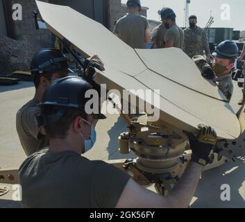 726. Air Control Squadron Airmen arbeiten zusammen, um Paneele an einem Airbus Ranger auf dem Mountain Home Air Force Base, Idaho, 4. August 2021 zu installieren. Ein Airbus Ranger verwendet Funkwellen zur Übertragung digitaler Daten (Internet Protocol). Stockfoto