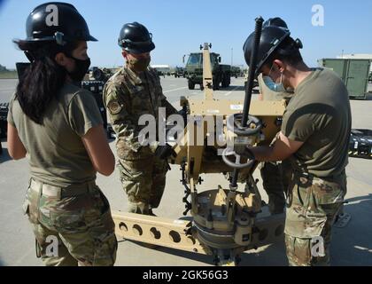 726. Air Control Squadron Airmen arbeiten zusammen, um einen Hebelheber an der Basis eines Airbus Ranger auf der Mountain Home Air Force Base, Idaho, 4. August 2021 zu installieren. Der Elevation Jack steuert die Winkelbewegung eines Airbus Ranger. Stockfoto
