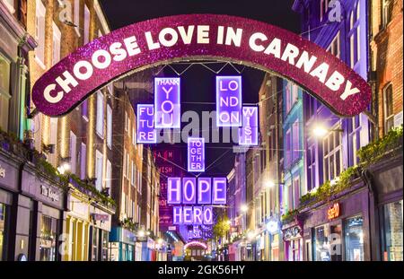 Winterdekorationen in der Carnaby Street bei Nacht. London, Großbritannien 23. November 2020. Stockfoto