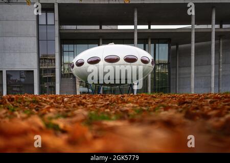 Futuro-Haus (1968 von Matti Suuronen entworfen) vor der Pinakothek der Moderne - München, Bayern, Deutschland Stockfoto