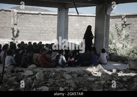 Taiz Jemen - 07. Okt 2020 : jemenitische Kinder studieren in einer Schule, die durch den Krieg in Taiz City, Jemen, zerstört wurde Stockfoto