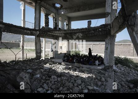 Taiz Jemen - 07. Okt 2020 : jemenitische Kinder studieren in einer Schule, die durch den Krieg in Taiz City, Jemen, zerstört wurde Stockfoto