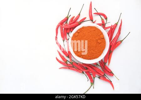 Chilipulver und rote Paprika auf weißem Hintergrund. Stockfoto